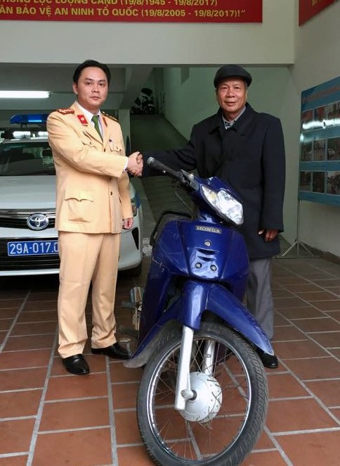 Từ Cao Bằng xuống Hà Nội nhận lại xe mất cắp 11 năm trước - 2 Bác Điều từ Cao Bằng xuống Hà Nội nhận lại chiếc xe bị mất cắp hơn 11 năm trước.