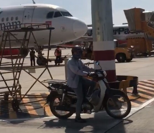 Lạ lùng người đàn ông phóng xe máy khắp... khu bay Tân Sơn Nhất - 2 Người này được xác định là chở sơn vào sân bay cho một đơn vị sửa chữa, sau đó bị lạc đường (ảnh: Facebook)