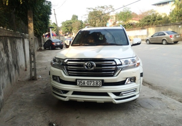 Cục CSGT xác minh nghi vấn xe mang biển xanh 80A giả - 2 Chiếc xe biển trắng còn hiệu lực kiểm định đến năm 2019 nhưng chủ xe không dán tem trên kính chắn gió phía trước (ảnh: Thái Bá)