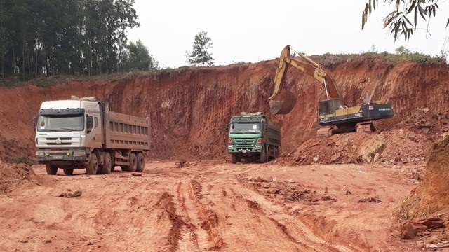Xe quá tải lộng hành bất thường: Dân ai cũng thấy, cán bộ thì không? - 3
Nhiều xe cơi nới thành thùng chở đất tại điểm mỏ ở xã Bảo Sơn, huyện Lục Nam (ảnh: báo Bắc Giang).