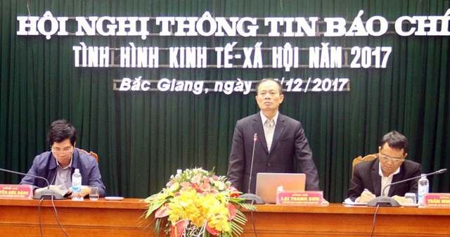 Xe quá tải lộng hành bất thường: Dân ai cũng thấy, cán bộ thì không? - 4
Tại hội nghị thông tin báo chí về tình hình kinh tế xã hội tỉnh Bắc Giang năm 2017, đại diện Công an tỉnh Bắc Giang thừa nhận tình hình xe quá khổ, quá tải vẫn còn diễn biến rất phức tạp, một số cơ quan báo chí nêu là rất đúng. (Ảnh: Báo Bắc Giang)
