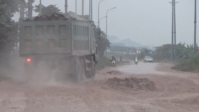 Xe quá tải lộng hành bất thường: Dân ai cũng thấy, cán bộ thì không? - 1 Xe quá tải lộng hành bất thường: Dân ai cũng thấy, cán bộ thì không? - 1