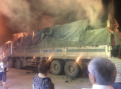 
Chiếc xe tải chở than bốc cháy
