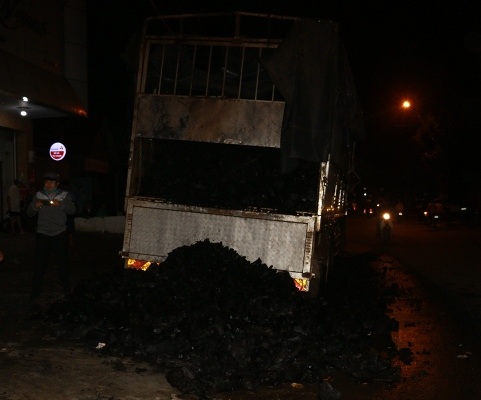 
Ngọn lửa được khống chế sau gần 30 phút bốc cháy
