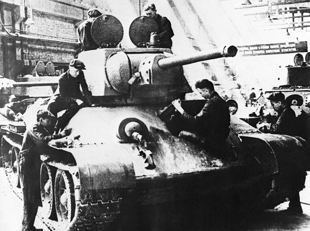T-34 - xe tăng Liên Xô huyền thoại “nghiền nát” phát xít Đức - 1 Ngày 19/12/1939, Hồng quân Liên Xô bắt đầu thông qua kế hoạch chế tạo tăng T-34 để thay thế mẫu xe thiết giáp cũ. Trong giai đoạn Chiến tranh thế giới thứ hai, T-34 được đánh giá là một trong những mẫu xe tăng tốt nhất của Hồng quân Liên Xô khi tham gia vào các hoạt động tác chiến. Trong ảnh: Thợ kỹ thuật Liên Xô lắp ráp một chiếc T-34 tại nhà máy cơ khí Ural năm 1942.