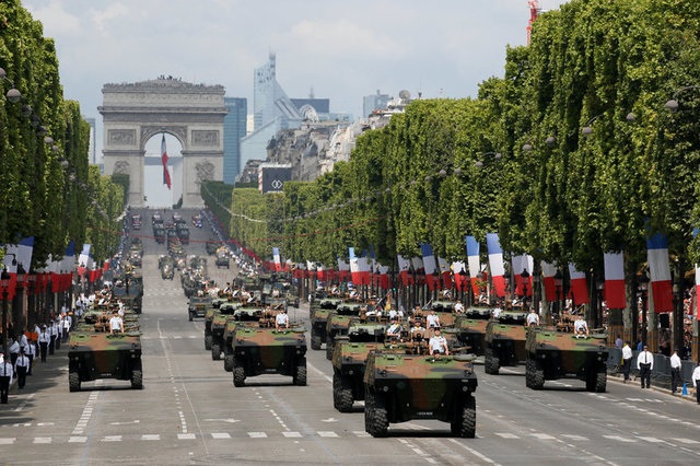 Pháp duyệt binh rầm rộ mừng quốc khánh - 6
Đoàn xe thiết giáp diễu qua Đại lộ Champs-Elysee. (Ảnh: Reuters)