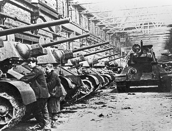 T-34 - xe tăng Liên Xô huyền thoại “nghiền nát” phát xít Đức - 4 Sau khi trình làng và được cải tiến liên tục, T-34 đã nhanh chóng trở thành đối trọng với các xe chiến đấu bọc thép hiện đại của Đức thời đó.