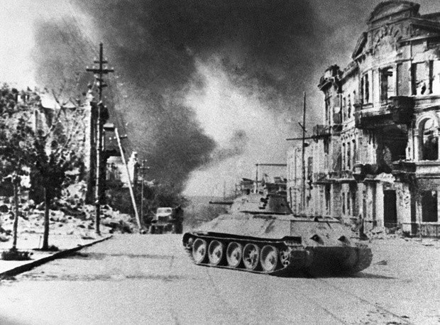 T-34 - xe tăng Liên Xô huyền thoại “nghiền nát” phát xít Đức - 5 Trong Chiến tranh thế giới thứ hai, T-34 được Hồng quân triển khai trong nhiều trận đánh lớn và trở thành mẫu xe tăng huyền thoại của Liên Xô. Trong ảnh: Tăng T-34 trên đường phố Sevastopol sau khi khu vực này được Hồng quân giải phóng năm 1944.