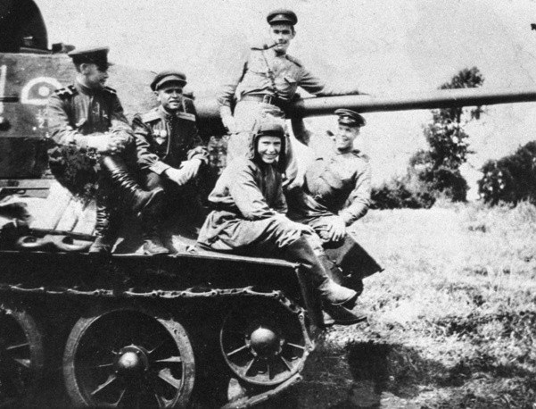 T-34 - xe tăng Liên Xô huyền thoại “nghiền nát” phát xít Đức - 6 Phiên bản đầu tiên của tăng T-34 sử dụng pháo cỡ nòng 76,2 mm uy lực mạnh, do vậy mẫu xe tăng này còn được gọi là T-34/76.