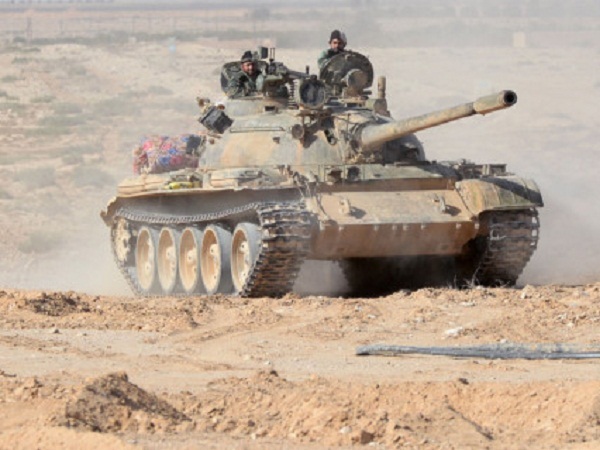 Quân đội Syria tấn công dồn dập IS ở đông Palmyra - 1 Xe tăng quân đội Syria tham chiến chống khủng bố trên chiến trường Palmyra