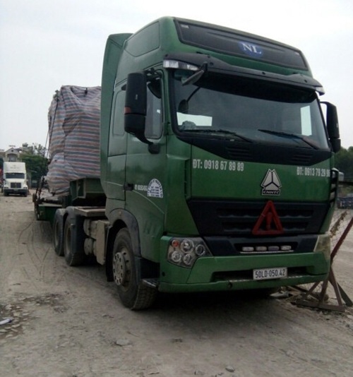 Xe quá tải hàng chục tấn chạy trót lọt từ... Bắc vào Nam - 3
Chiếc xe chở quá tải hàng chục tấn nhưng vẫn chạy trót lọt từ Bắc vào Nam, qua nhiều tỉnh thành mà không hề xử lý.