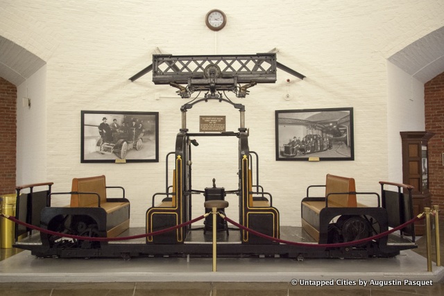 
Xe chỉ chạy với tốc độ khoảng 20km/h và chỉ chạy lùi khi muốn đi theo chiều ngược lại mà không cần quay đầu.
