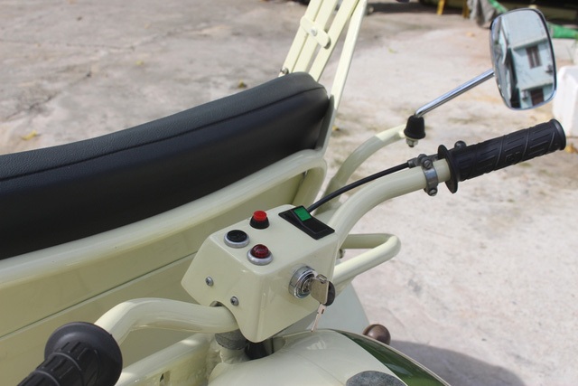 Tận mắt chiêm ngưỡng những “siêu xe” cổ trả nghìn đô không bán - 9 Trong một lần vào thăm kho xe của người bạn, chú đã vô tình thấy chiếc xích lô này. Vì đã nằm hàng chục năm trong kho nên nhìn xe rất cũ, hoen gỉ gần hết. Để mua lại chiếc xe quý, chú đã phải đổi một chiếc Sidecar 3 bánh mới tinh. “Thực ra, nếu đem so sánh giá trị hai chiếc xe thì rất khó, bởi chiếc xe kia có thể đổi ra thành tiền, nhưng chiếc xích lô chỉ có giá trị với người hiểu về nó. Thậm chí, nếu có cho không chiếc xe, nhiều người cũng chẳng thèm lấy”, chú cho biết.