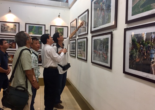 Người xem tại triển lãm (Ảnh: An Nhi)