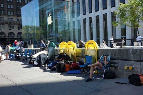 
Những chiếc lều màu càng của Line Dudes ở bên ngoài cửa hàng Apple khi iPhone 7 ra mắt. Ảnh: Bloomberg.
