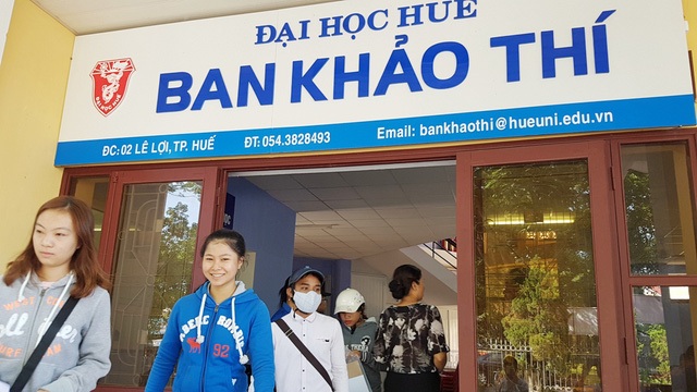 Đại học Huế xét tuyển bổ sung hơn 4.000 chỉ tiêu đợt 1 - 1 Thí sinh vào làm thủ tục xác nhận nhập học năm 2017-2018 ở Ban Khảo thí và Đảm bảo chất lượng giáo dục, Đại học Huế