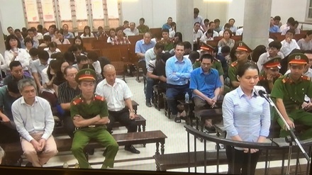 Bị tố nhận 19 tỉ đồng, các "sếp" Lọc hóa dầu Bình Sơn đòi kiện lại - 1
Cựu Tổng Giám đốc Oceanbank Nguyễn Minh Thu được HĐXX cho nhận mặt 4 sếp công ty Lọc hoá dầu Bình Sơn.