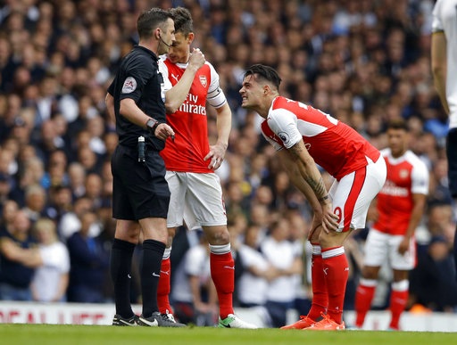 Tottenham 2-0 Arsenal: Dấu ấn của Alli và Kane - 5
Xhaka (phải) nhăn nhó vì đau trước mặt trọng tài chính điều khiển trận đấu