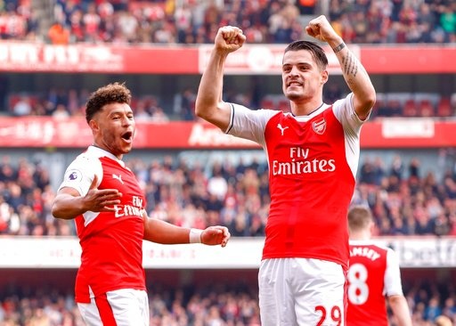 
Xhaka (phải) ăn mừng sau khi giúp Arsenal mở tỉ số
