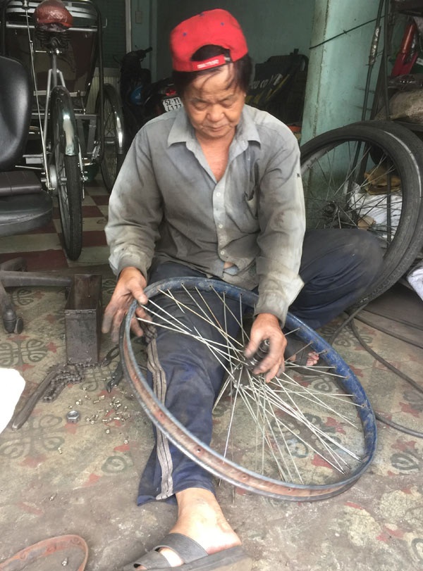 Người đàn ông kể về thời hưởng 'lộc trời' ở Sài Gòn - 2
Ông Phát đang tháo một bánh xích lô.