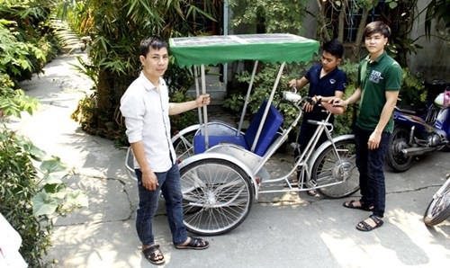 “Phát triển bền vững kinh tế xanh" thu hút sự quan tâm của sinh viên - 1 Chiếc xích lô chạy bằng năng lượng mặt trời của 3 chàng sinh viên trẻ ĐH Bách Khoa - ĐH Đà Nẵng (Ảnh: Thanh Trần)