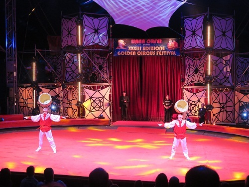 Tiết mục Đế thống của Việt Nam biểu diễn tại LHP xiếc tại Italia.