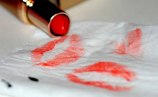 Tuyệt chiêu đơn giản giúp bạn "đánh bay" vết mỹ phẩm trên quần áo - 1 Tuyệt chiêu đơn giản giúp bạn "đánh bay" vết mỹ phẩm trên quần áo - 1