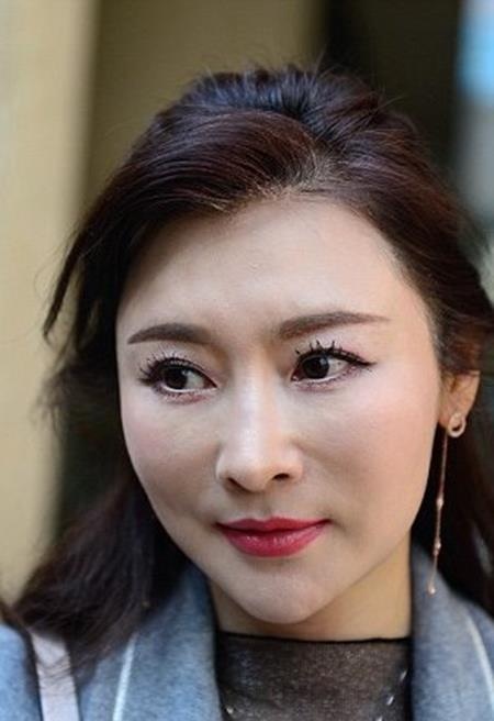 Bất ngờ trước nhan sắc của bà mẹ 50 tuổi - 1
Cận cảnh nhan sắc của bà mẹ 50 tuổi