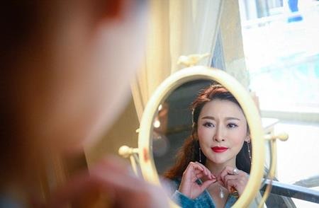 Bất ngờ trước nhan sắc của bà mẹ 50 tuổi - 3
…và một khuôn mặt không hề có nếp nhăn
