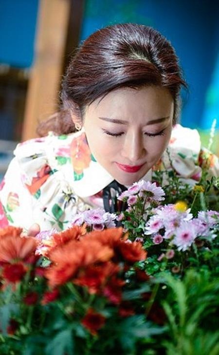 Bất ngờ trước nhan sắc của bà mẹ 50 tuổi - 4
Bà mẹ sinh năm 1967 học cắm hoa để “tĩnh tâm”