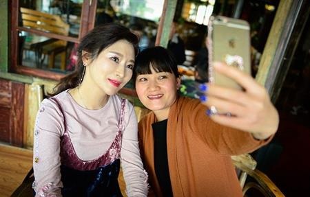 Bất ngờ trước nhan sắc của bà mẹ 50 tuổi - 7
Giới truyền thông gọi Xu là người sở hữu “vẻ đẹp kỳ diệu”