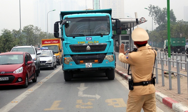 Phạt nặng phương tiện lấn làn buýt nhanh và cuộc chiến giữ lại vỉa hè - 4
Ngày 15/2, lực lượng Cảnh sát giao thông Hà Nội chính thức tiến hành xử phạt người điều khiển ô tô, xe máy đi vào làn đường dành riêng cho xe buýt nhanh. Ghi nhận thực tế của phóng viên Dân trí, hàng loạt phương tiện lấn làn đã bị lực lượng chức năng xử lý... (Ảnh: Tiến Nguyên)