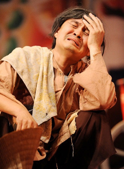 NSƯT Xuân Hinh trong vở Người ngựa, ngựa người.