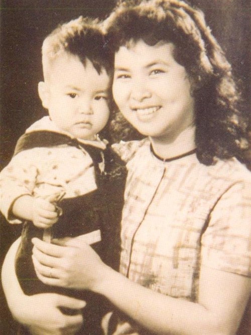 Đề nghị tiếp tục xét tặng Giải thưởng Hồ Chí Minh cho thi sĩ Xuân Quỳnh, Thu Bồn - 1 Nhà thơ Xuân Quỳnh và con trai. Ảnh: TL.