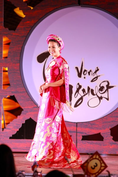 Nữ diễn viên chiếm thiện cảm với nụ cười rạng rỡ.