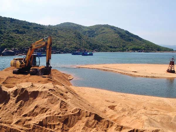 Tạm dừng cấp phép dự án tận thu cát nhiễm mặn - 1
Phó Thủ tướng Trương Hoà Bình yêu cầu các bộ ngành tạm dừng cấp mới giấy phép các dự án xã hội hóa tận thu cát nhiễm mặn; mở đợt cao điểm đấu tranh chống “cát tặc”.