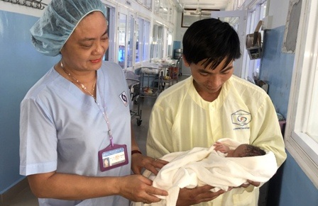 Phẫu thuật bắt con, mổ u não cứu sản phụ ung thư di căn - 1 Bé gái năng 2,3kg chào đời bất đắc dĩ nhưng sức khỏe tương đối ổn định