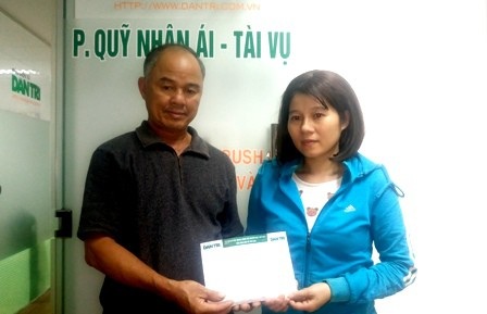 Hơn 82 triệu đồng đến với vợ u não, chồng gãy cột sống - 1
Hai bố con chị Phượng nhân sự giúp đỡ của bạn đọc ở văn phòng đại diện báo Dân trí tại TPHCM
