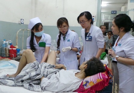 Bỏ điều kiện hộ khẩu khi tuyển dụng bác sĩ: “Con dao hai lưỡi”? - 1 Bỏ điều kiện hộ khẩu thành phố sẽ tạo cơ hội cho sinh viên y khoa phát huy tài năng ở những bệnh viện tốt