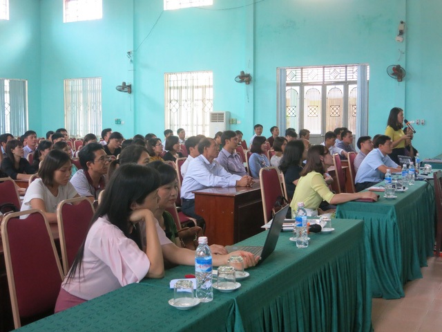 Đội ngũ giáo viên hào hứng, nhiệt tình tham gia buổi tập huấn trước khi phát động cuộc thi.