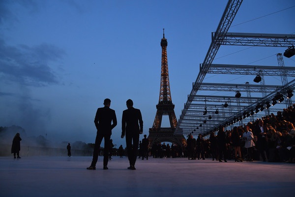 Con gái Cindy Crawford trình diễn bên tháp Eiffel - 10 Con gái Cindy Crawford trình diễn bên tháp Eiffel - 10