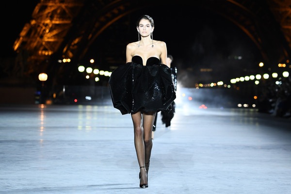 Con gái Cindy Crawford trình diễn bên tháp Eiffel - 2 
Cô con gái 16 tuổi của siêu mẫu Cindy Crawford - Kaia Gerber lần đầu trình diễn trong show này