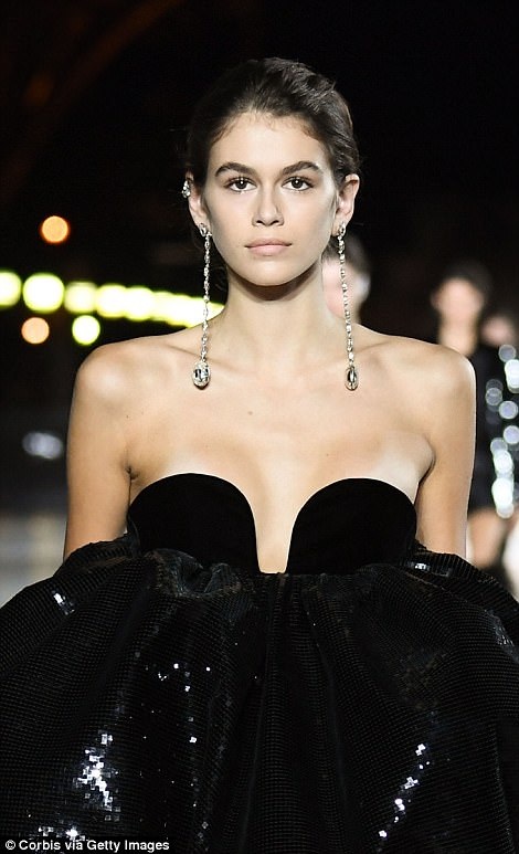 Con gái Cindy Crawford trình diễn bên tháp Eiffel - 3 
Kaia đang rất hot sau khi xuất hiện tại tuần lễ thời trang New York, London và Milan
