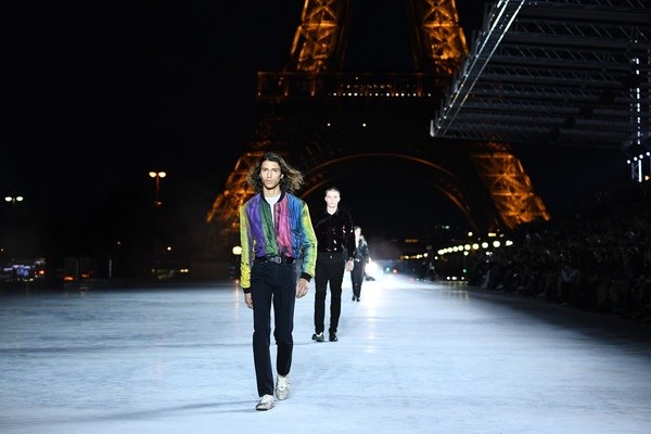 Con gái Cindy Crawford trình diễn bên tháp Eiffel - 7 
Dàn người mẫu trình diễn trong quang cảnh đẹp như mộng