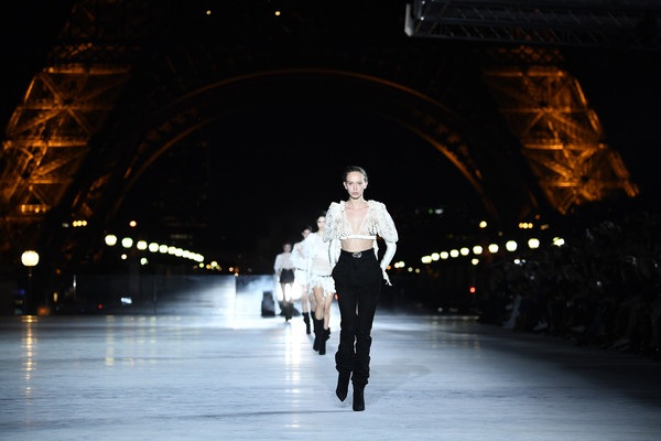 Con gái Cindy Crawford trình diễn bên tháp Eiffel - 8 Con gái Cindy Crawford trình diễn bên tháp Eiffel - 8
