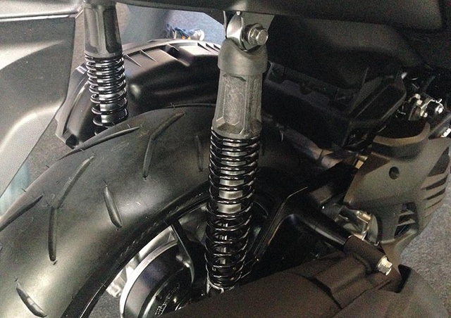 Yamaha NVX vừa ra mắt đã bị lỗi hệ thống giảm xóc? - 2
Yamaha NVX 155 ra mắt tháng 12/2016 được trang bị hệ thống giảm xóc đôi với thiết kết ống lồng giảm chấn thủy lực kết hợp lò xo ở phía sau.