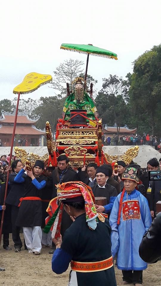 Yên Bái: Vẫn thịt trâu tế nhưng quây kín bạt, không cho dân xem - 2 Lễ rước tượng Mẫu Đệ Nhị thượng ngàn trong sáng 9/2 tức 12 tháng Giêng tại Đông Cuông - Yên Bái. Ảnh: T.Đ.