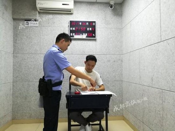 “Yêu râu xanh” giả làm ảo thuật gia để... sờ ngực các cô gái trên đường - 2 Từ đã bị cảnh sát bắt giữ vì trò đùa của mình