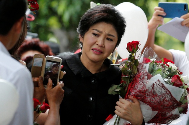 Cựu thủ tướng Thái Lan Yingluck bật khóc vì được tặng hoa trước phiên xét xử - 1
Cựu thủ tướng Thái Lan Yingluck Shinawatra khóc khi nhận hoa của những người ủng hộ ngoài tòa án (Ảnh: Reuters)