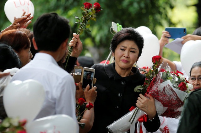 Cựu thủ tướng Thái Lan Yingluck bật khóc vì được tặng hoa trước phiên xét xử - 4
Bà Yingluck xúc động khi được tăng hoa trước phiên tòa cuối cùng